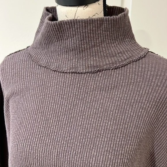 🛍️We the Free Women's turtle neck cropped sweater - Picture 3 of 9